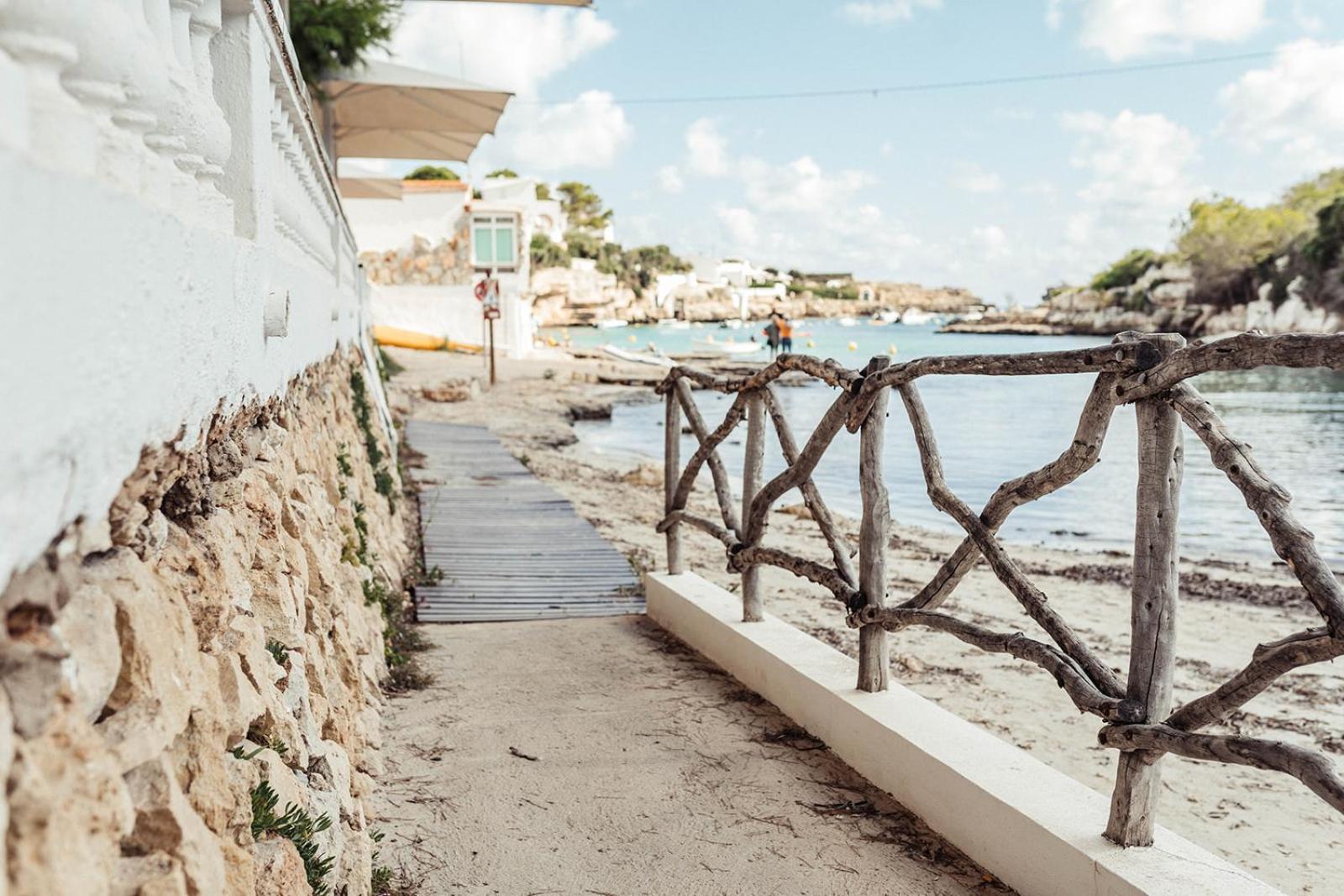 Hostal Xuroy Cala Alcaufar Екстер'єр фото
