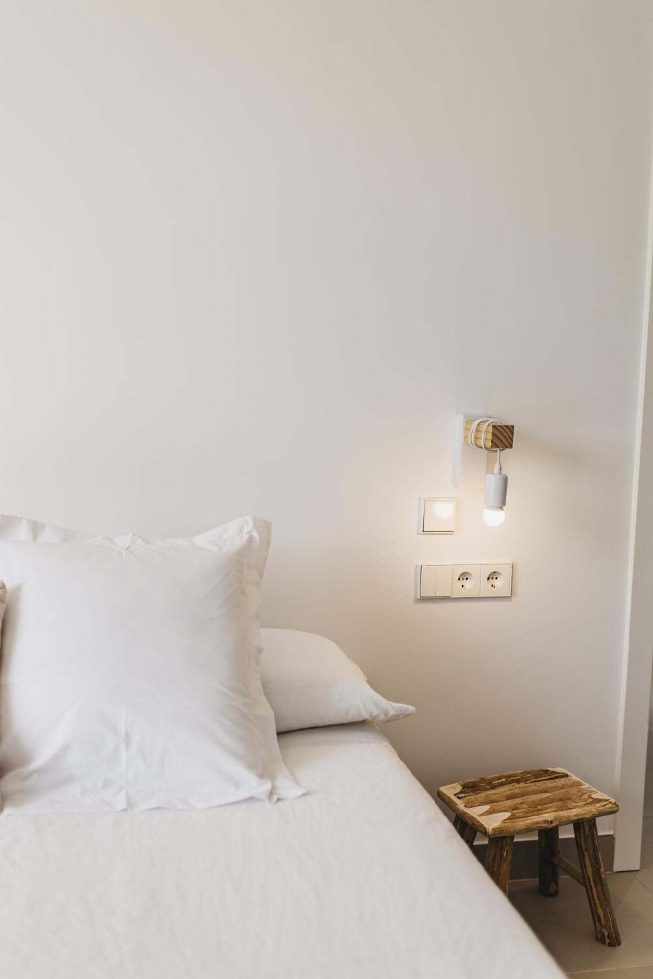 Hostal Xuroy Cala Alcaufar Екстер'єр фото