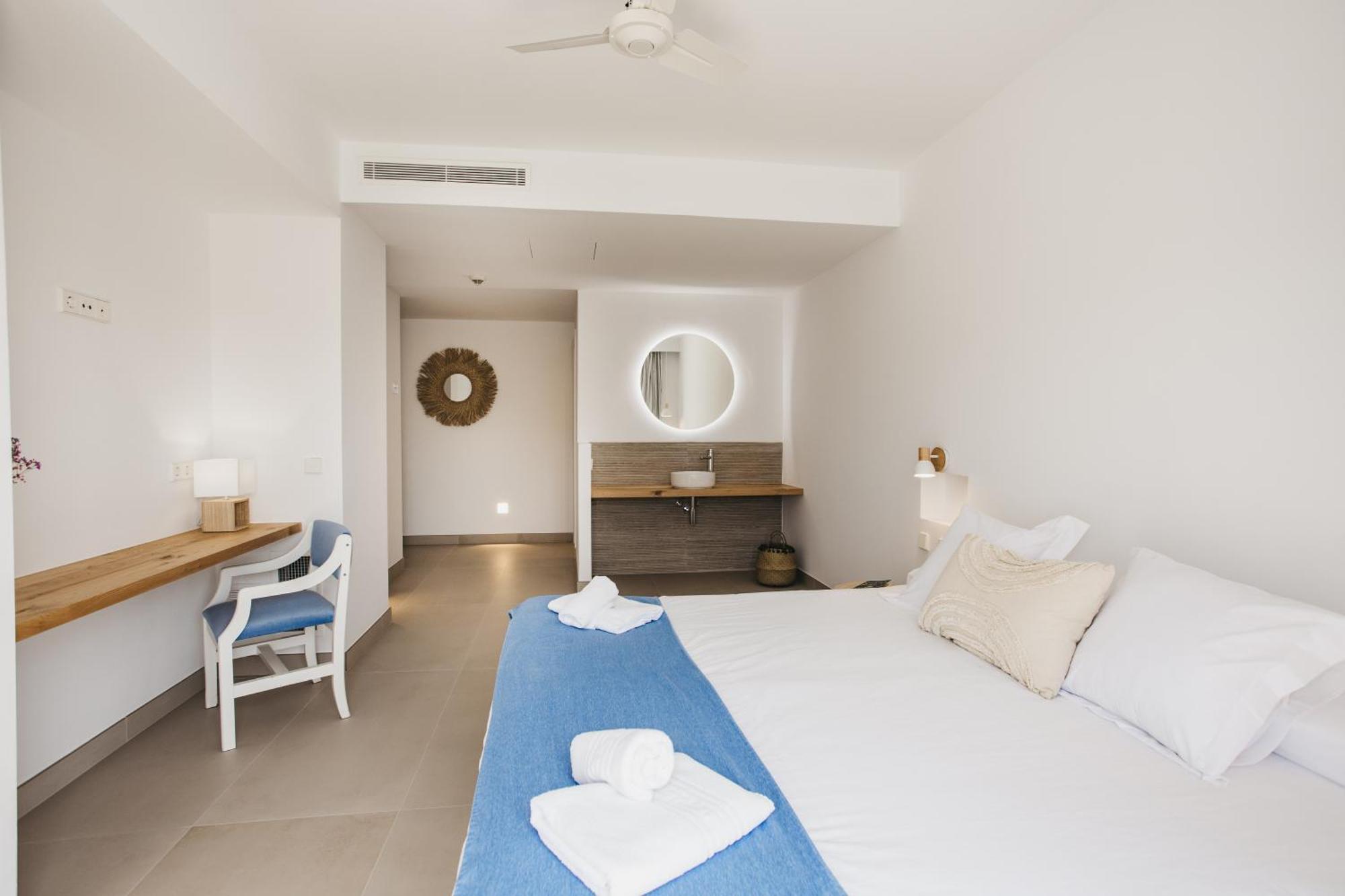 Hostal Xuroy Cala Alcaufar Екстер'єр фото
