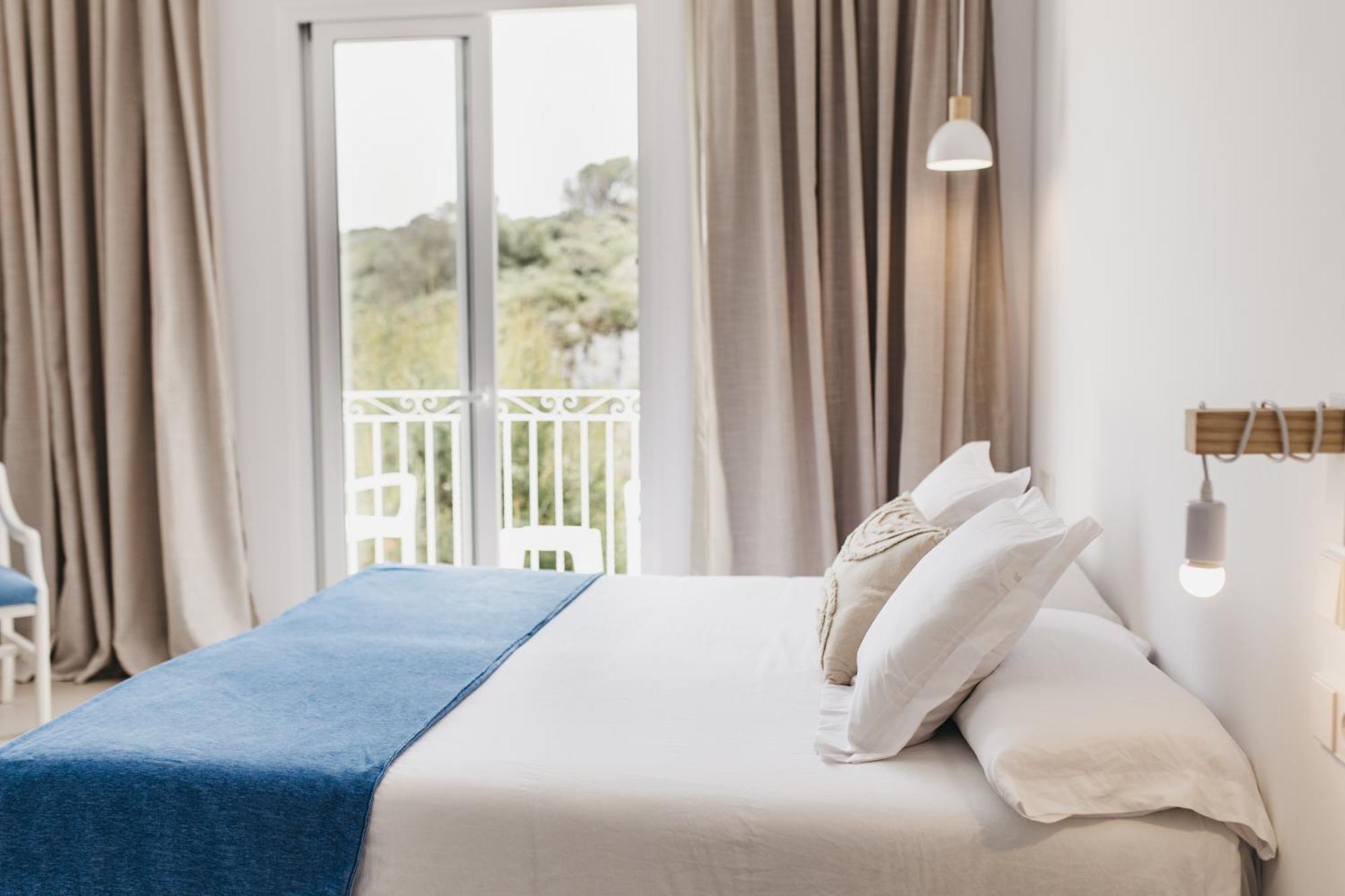 Hostal Xuroy Cala Alcaufar Екстер'єр фото