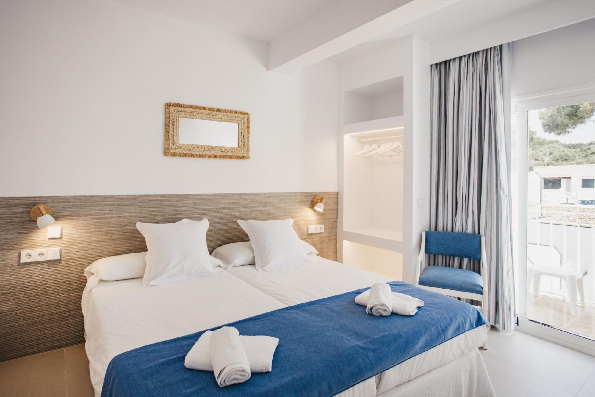 Hostal Xuroy Cala Alcaufar Екстер'єр фото
