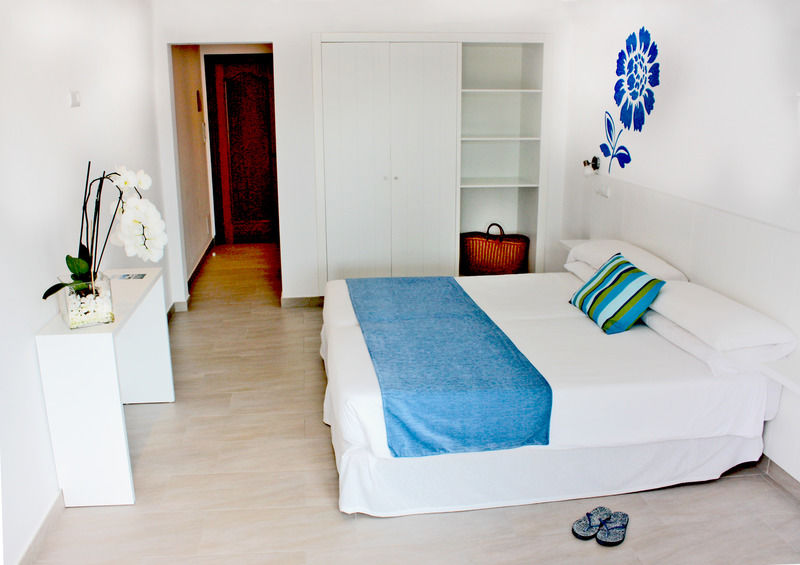 Hostal Xuroy Cala Alcaufar Екстер'єр фото